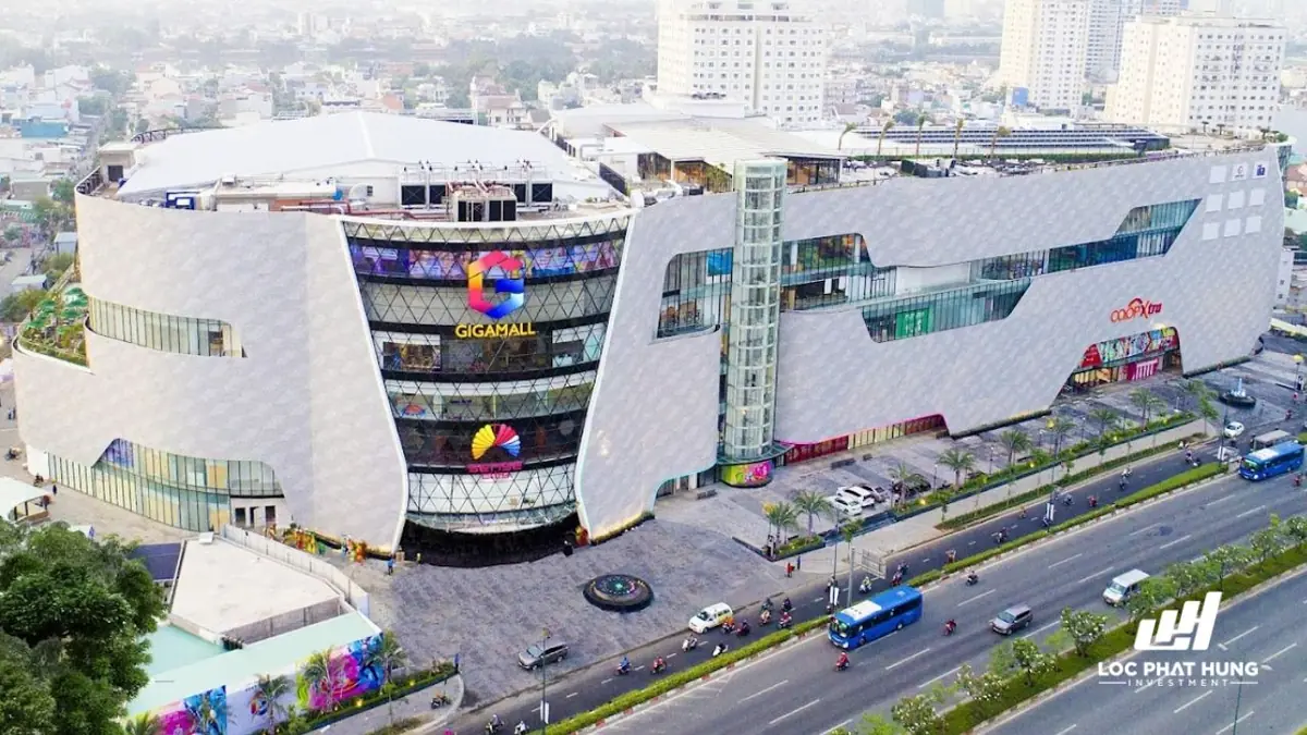 Phòng khách thiết kế hiện đại trần cao ban công kính panorama Fiato Premier - Dự án Fiato Premier Thủ Đức