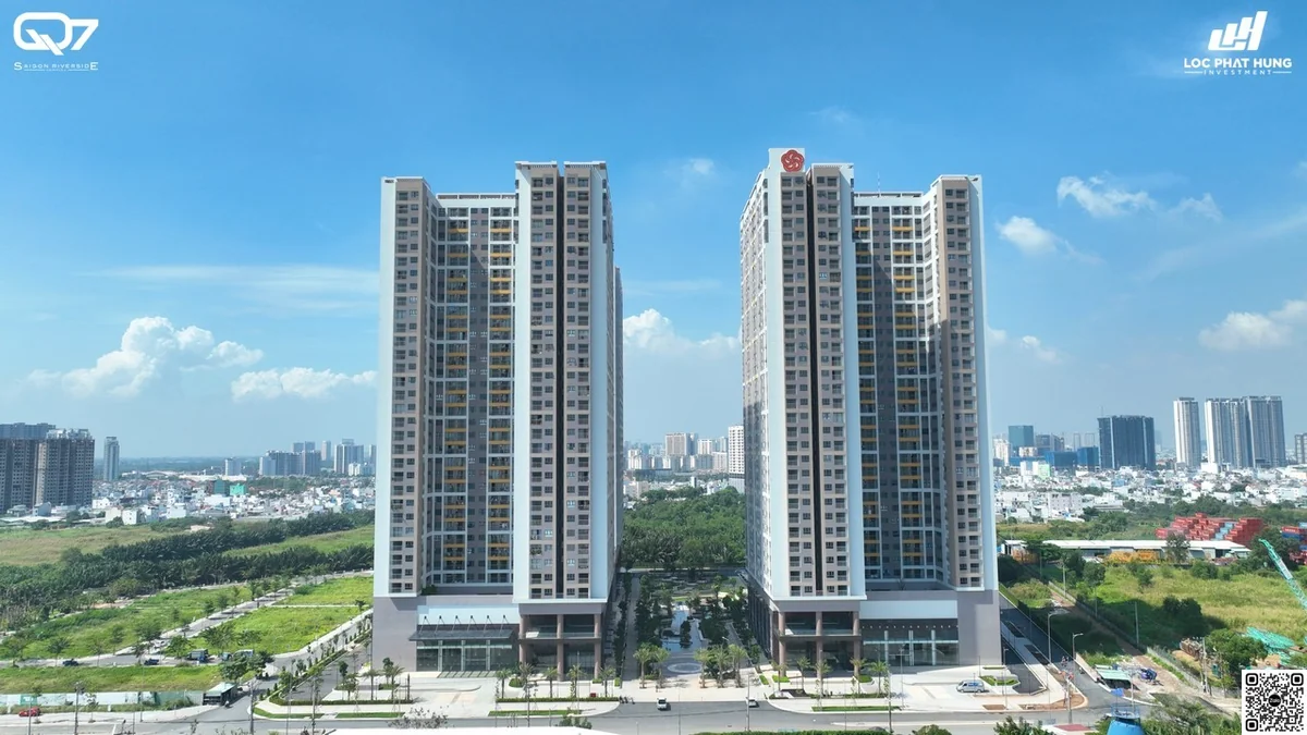 khuôn viên quảng trường nhạc nước symphony rực rỡ ánh đèn tại trung tâm q7 saigon riverside