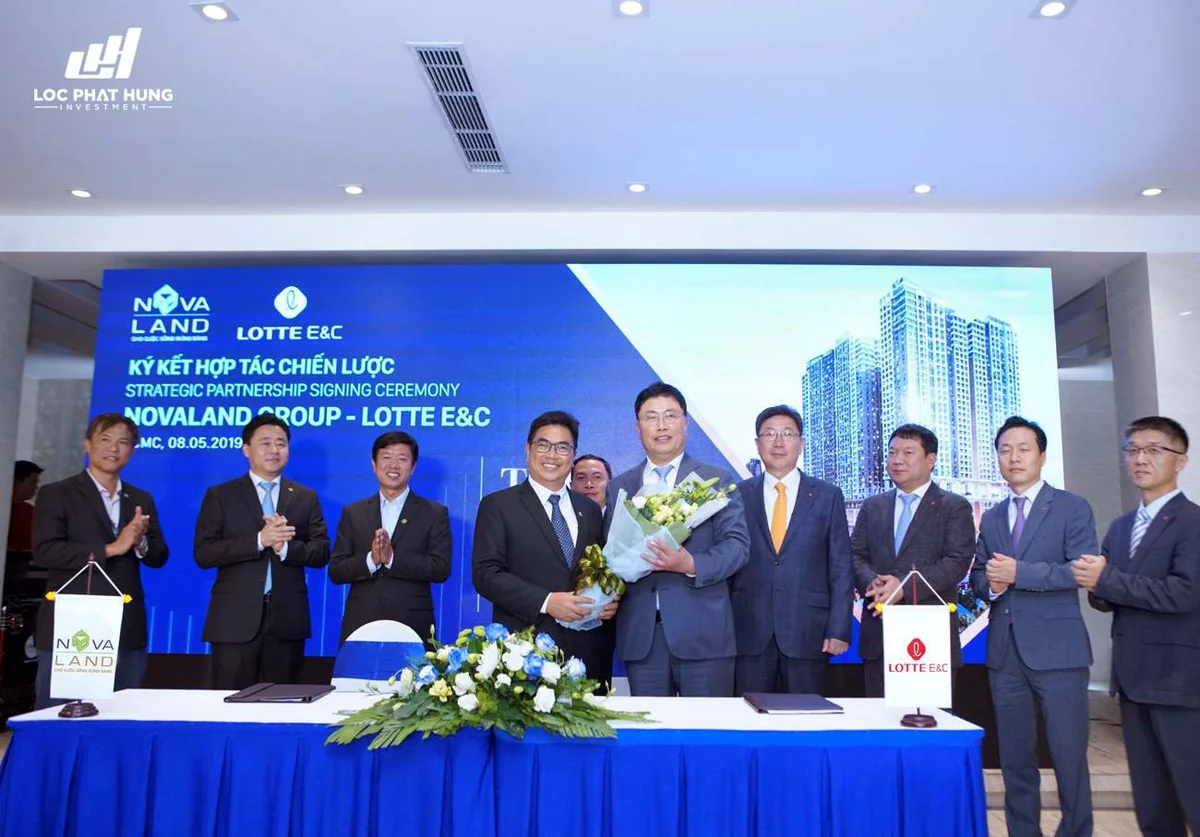 Khu phức hợp cao cấp Saigon Royal Residence Bến Vân Đồn Quận 4 - Hình ảnh thực tế số 5 phối cảnh kiến trúc tiện ích hồ bơi mặt bằng căn hộ