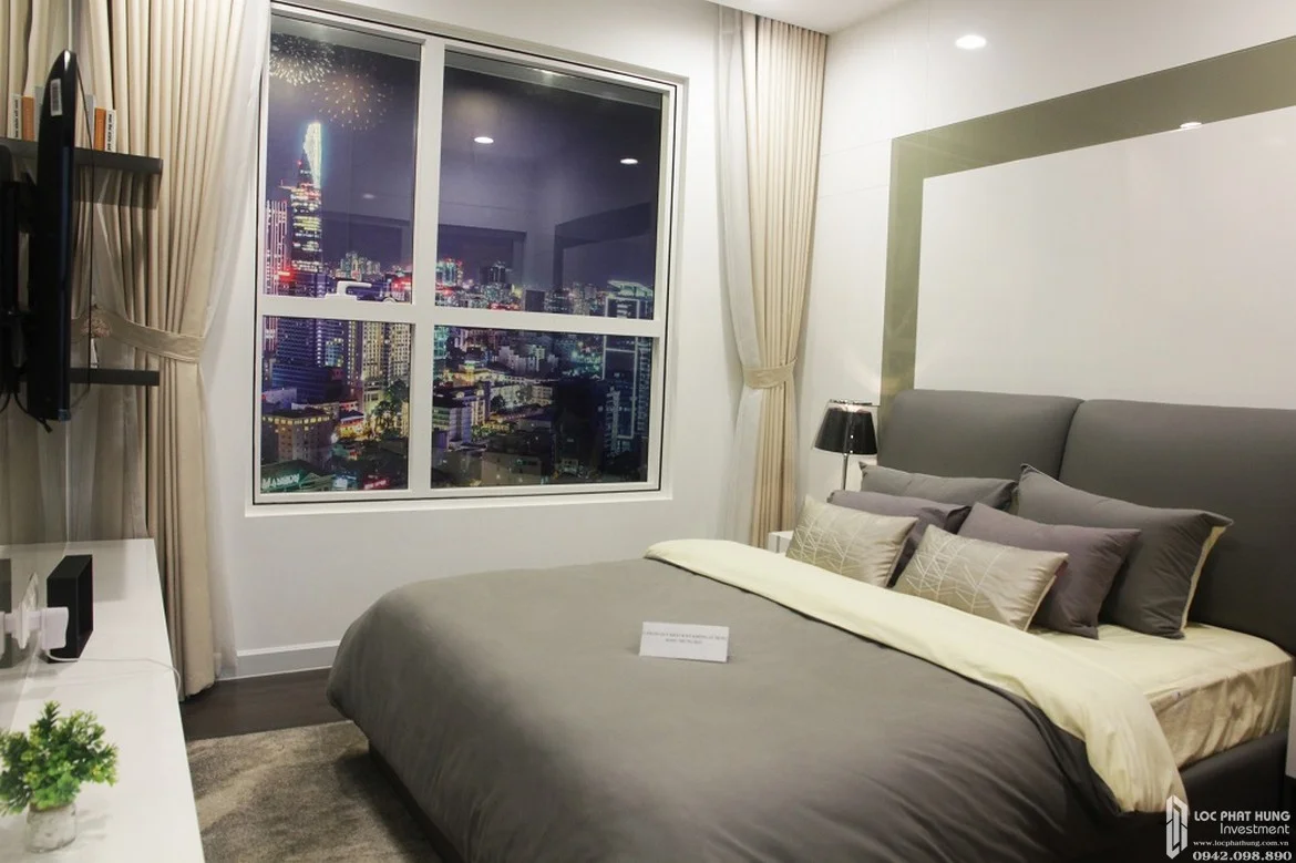 Phòng ngủ ấm cúng sàn gỗ cao cấp view phố Tây Bùi Viện Soho Residence - Dự án Soho Residence Cô Giang