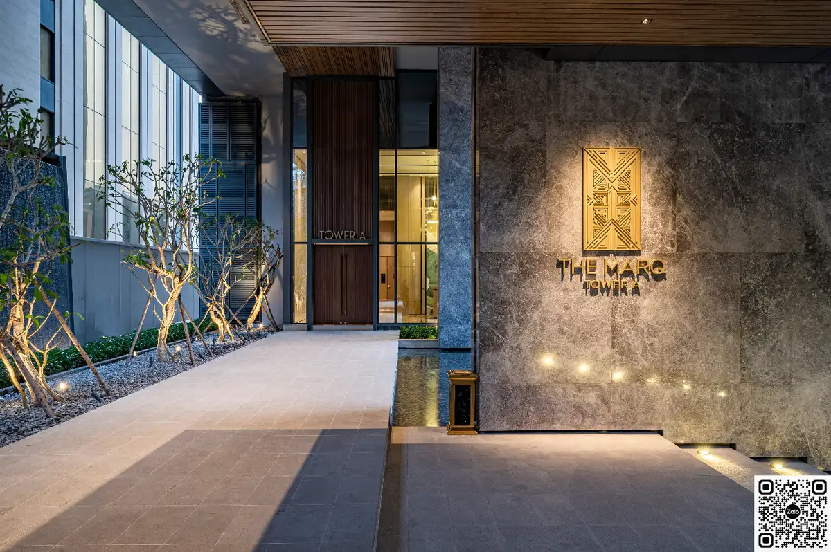 Hồ bơi vô cực 30m trên tầng thượng The Sky Club tầng 25 The Marq - Dự án The Marq Quận 1