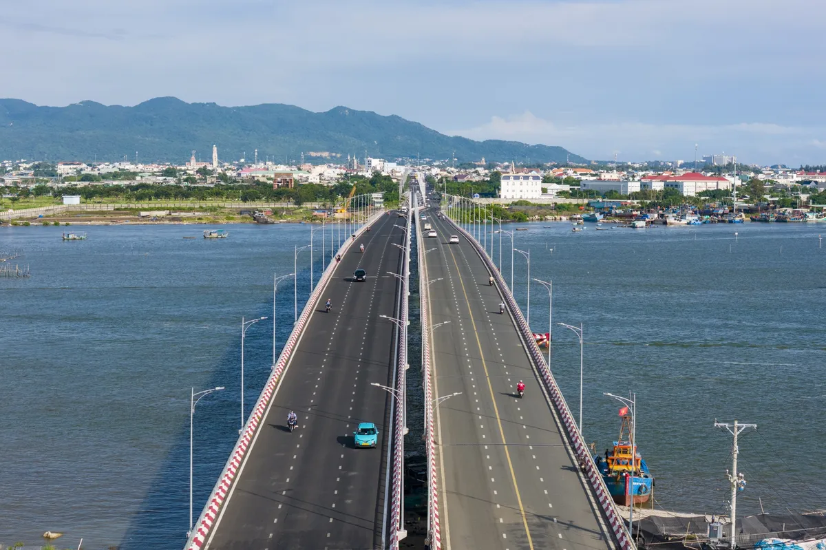 Không Gian Phòng Ngủ Master View Biển The Quậy Complex Phòng ngủ Master rộng thoáng với cửa kính kịch trần nhìn ra đại dương tại The Quậy Complex