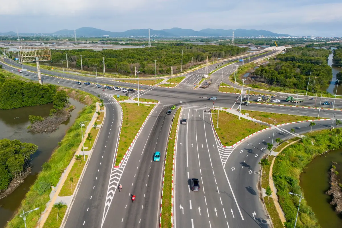 Thiết Kế Phòng Khách Sang Trọng Căn Hộ The Quậy Complex Nội thất phòng khách căn hộ The Quậy Complex sang trọng với ban công kính ngắm biển