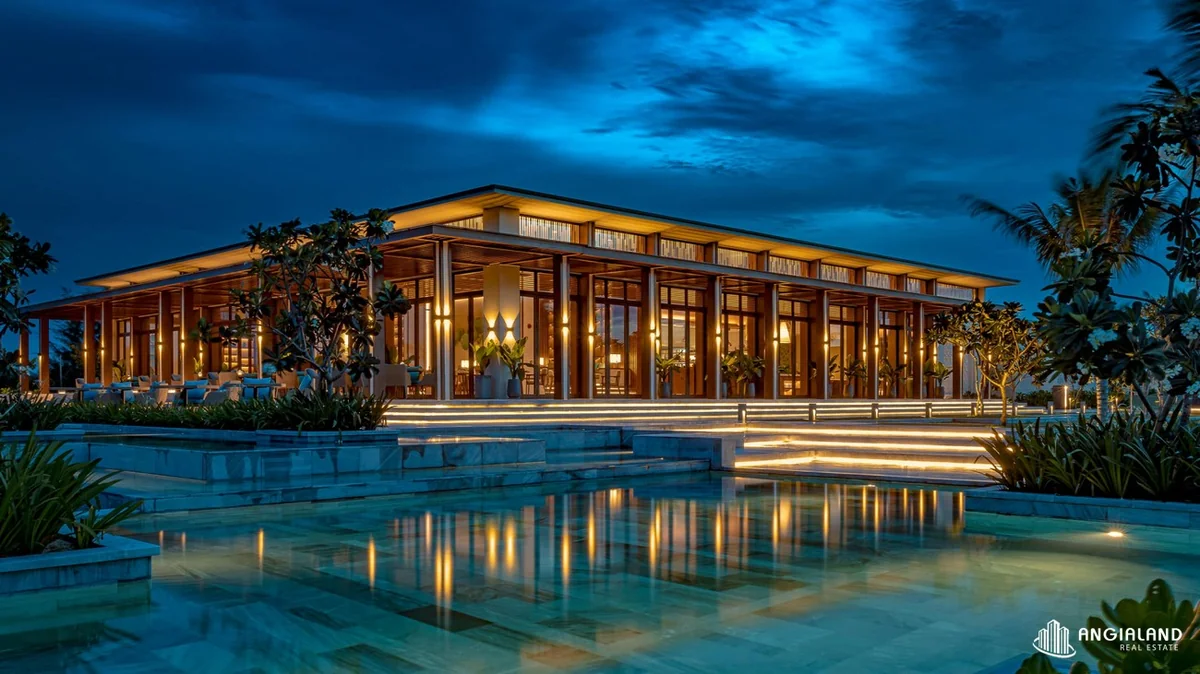 Hồ bơi vô cực sát biển và nhà hàng ẩm thực dưỡng sinh Vị Maia Resort Quy Nhơn